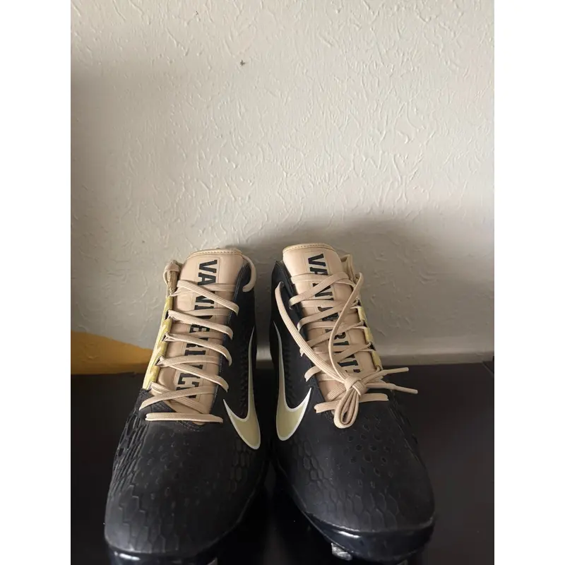Men's Size M 11.5 (W 12.5) Nike (New)