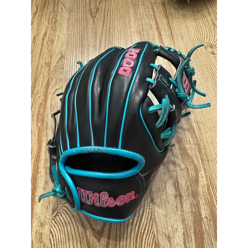 Wilson Right Hand Throw Infield A2000 Baseball Glove 11.5" (Used)