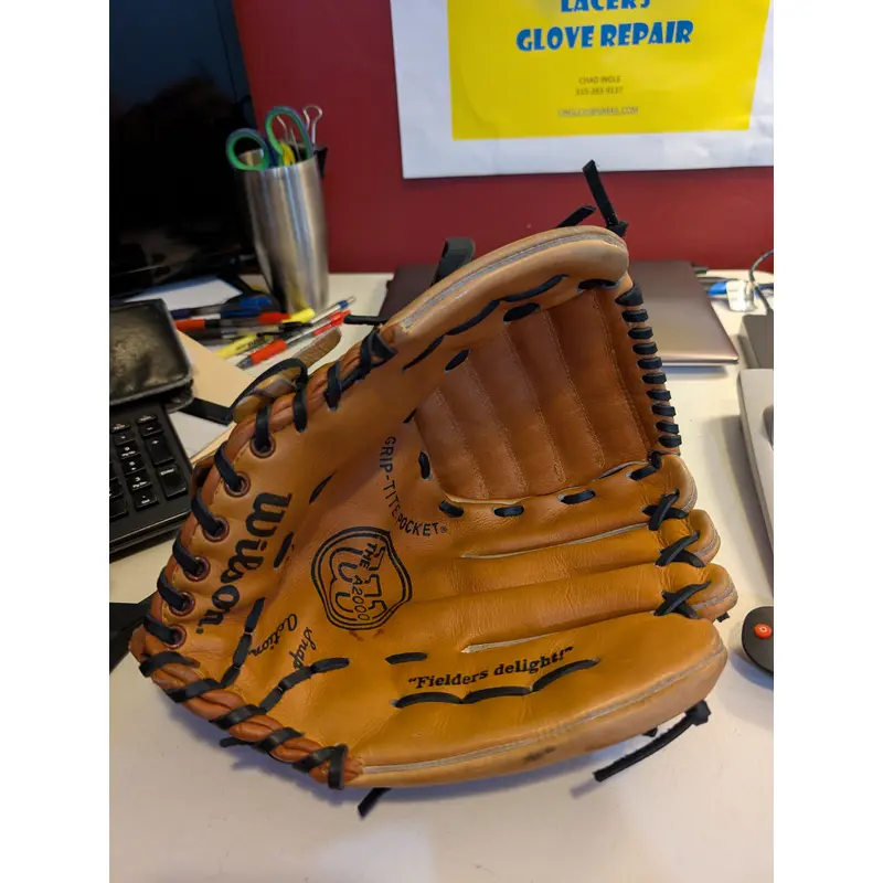 Pitcher's RH Wilson A2000 709 Baseball Glove 12" (Used)
