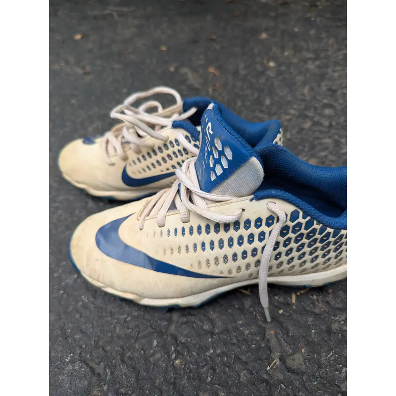 White Kid's 3.5Y (Big Kids / Youth) Youth Nike Low Top Molded Cleats (Used)