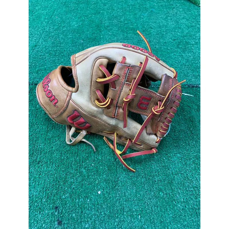 Wilson A2000 Right Hand Throw Infield Baseball Glove 11.5" (Used)