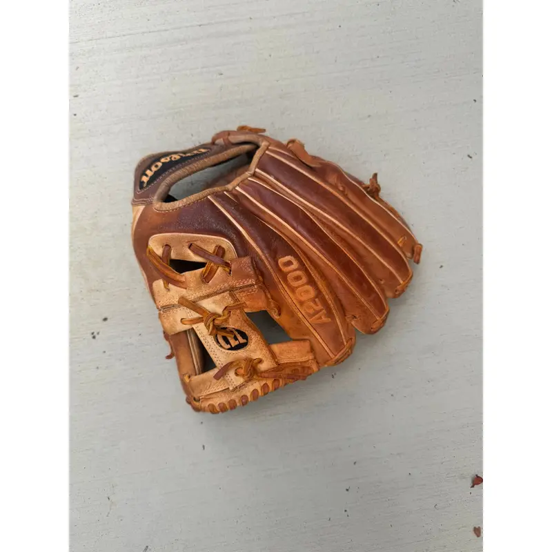 Wilson RH A2000 Baseball Glove 11" (Used)