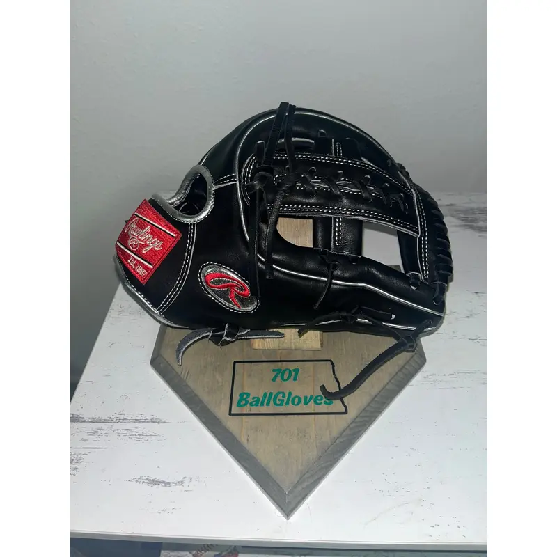 Rawlings Heart of the Hide Carlos Correa LTD 127/144 11.75" Autographed Glove