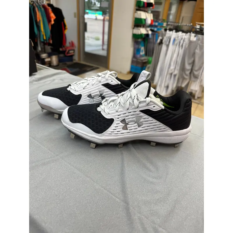 Under Armour Metal Baseball Cleats - Size 8