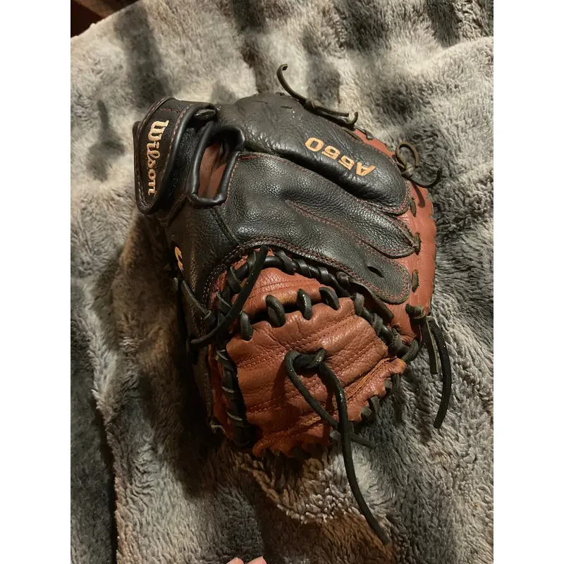 Catcher's Wilson RH A550 Baseball Glove 32" (Used)