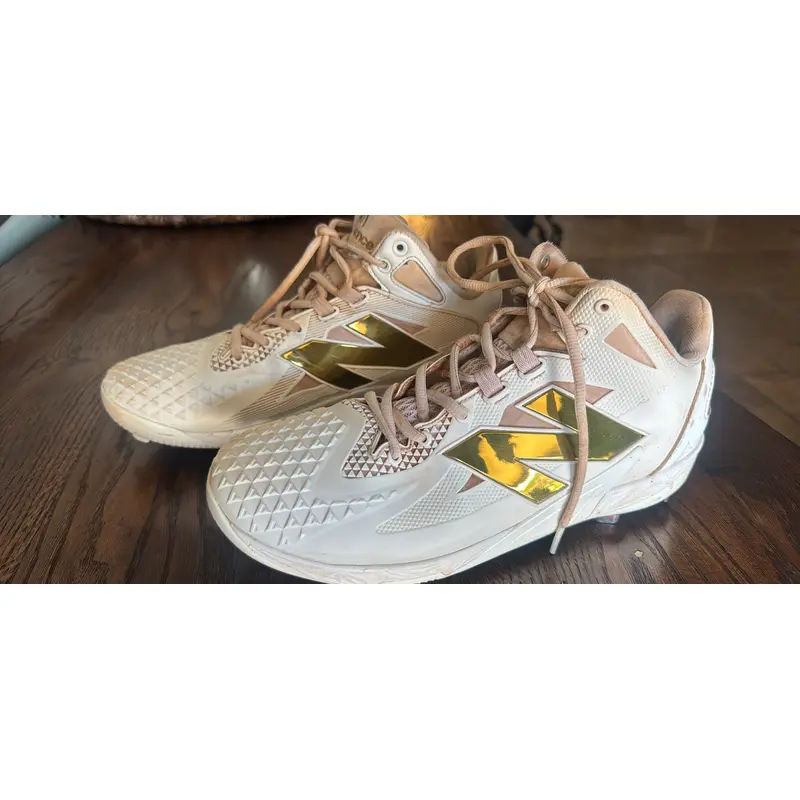 White Men's Size M 10.5 (W 11.5) Youth New Balance Metal Cleats (Used)