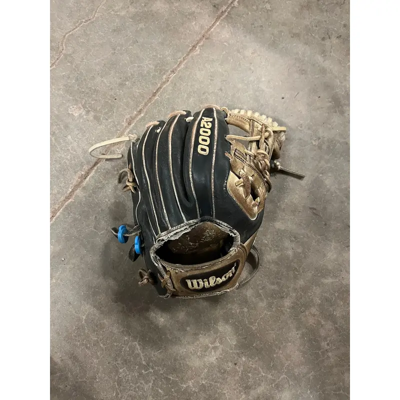 2020 Wilson Right Hand Throw Infield A2000 Baseball Glove 11.5" (Used)
