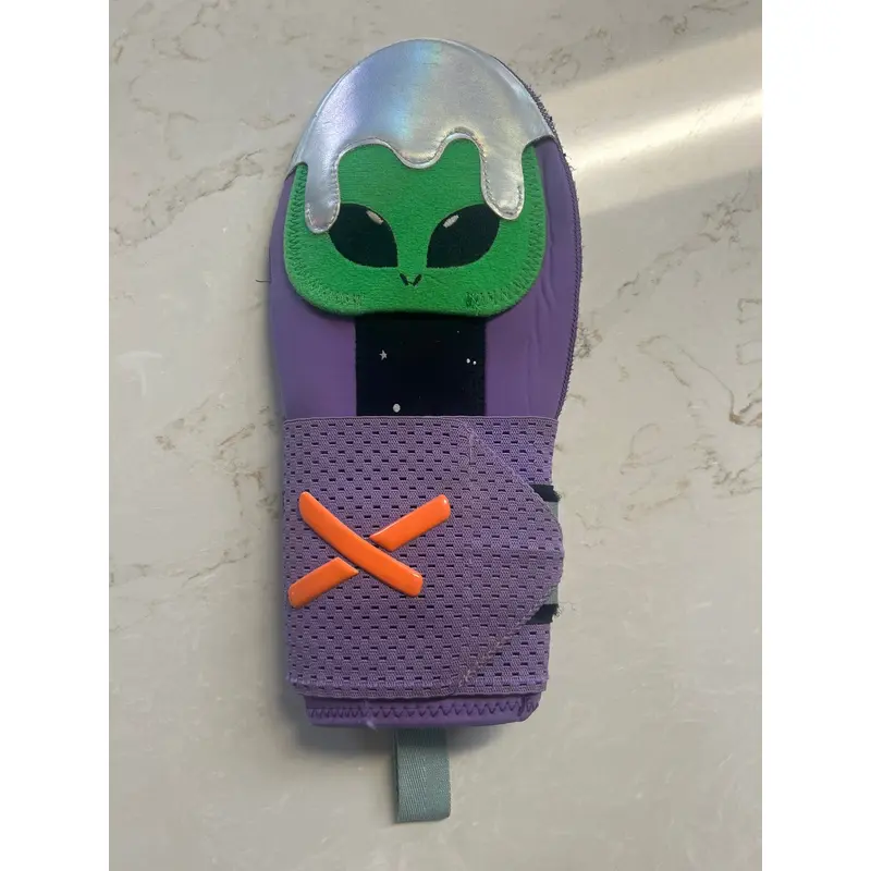Absolutely ridiculous Alien Aria Sliding Mitt