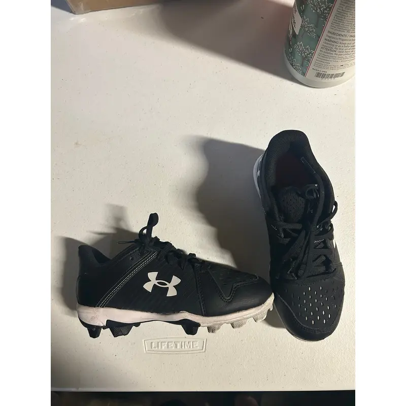 Kid's 1Y Youth Under Armour Low Top Leadoff low rm Molded Cleats (Used)