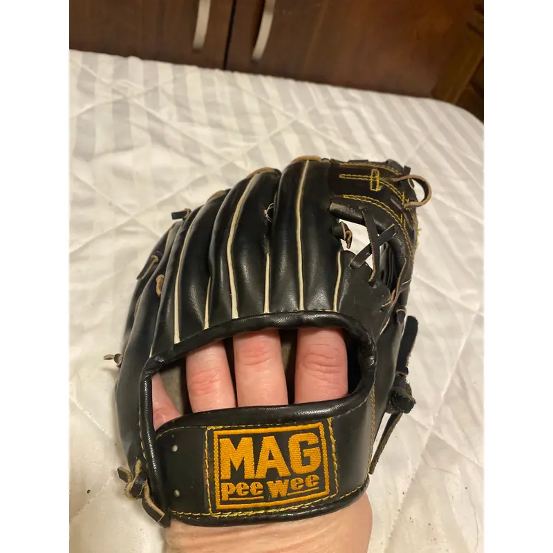 MAG Pee Wee 10 Black Baseball Glove