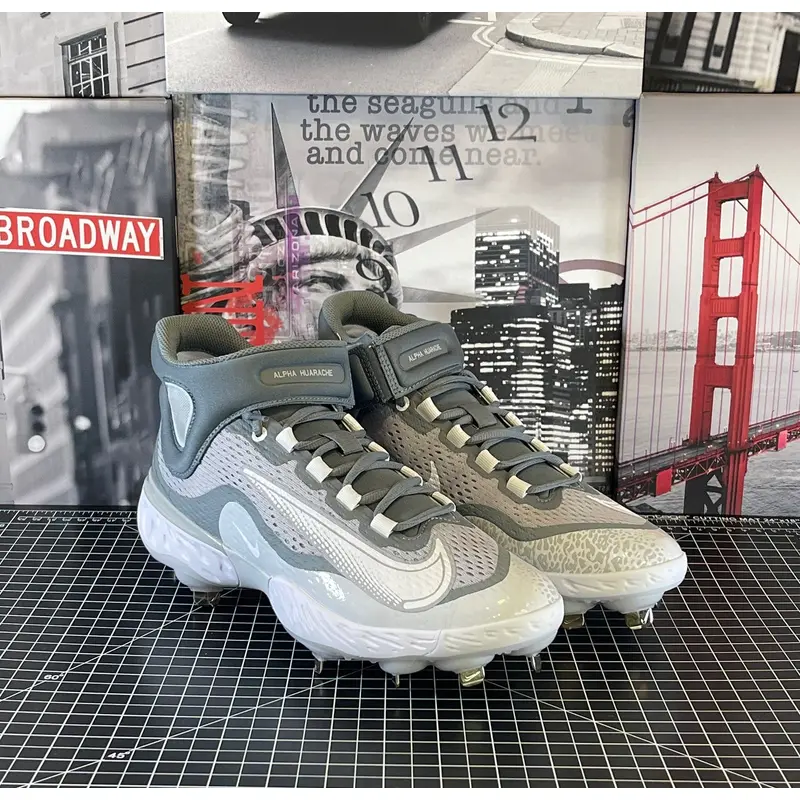 NEW Nike Alpha Huarache Elite 4 Mid Men's 9 US Baseball Cleats DJ6520-012