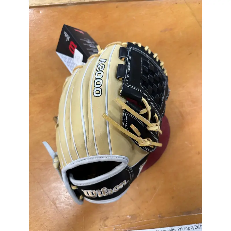 New 2023 Right Hand Throw Wilson Pitcher's A2000 Baseball Glove 12"