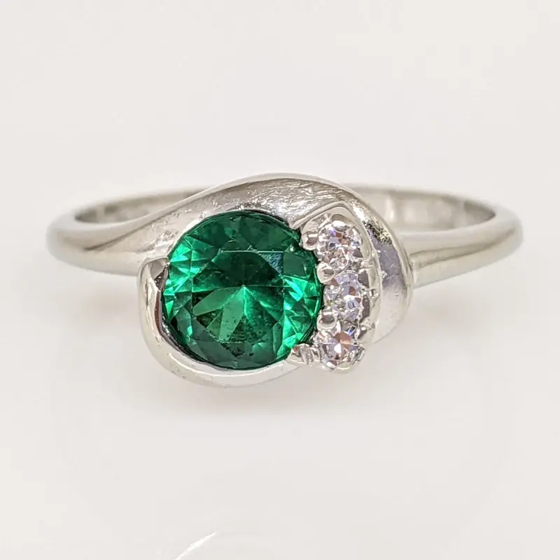 10K WHITE GREEN STONE ROUND 6MM WITH (3) CUBIC ZIRCONIA ESTATE RING 1.8 GRAMS