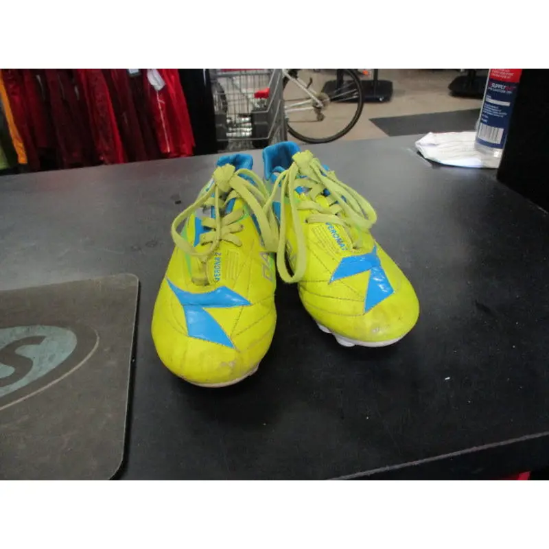 Used Diadora Verona 2 Size 2 Soccer Cleats
