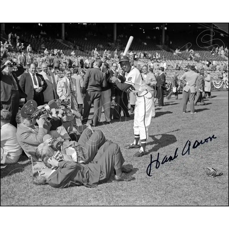Hank Aaron 8X10 Photo - Autographed World Series 1957 Milwaukee Braves - 1292